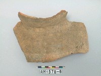 藏品(灰褐色夾砂陶口緣殘件)的圖片